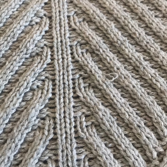 Gray cold shoulder sweater - Picture 3 of 3